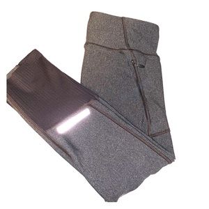 Under Armour - Women’s Gray Athletic Capris w/Zipper Pocket - Size Small